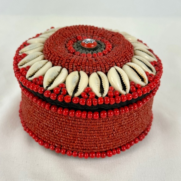 Tozai Home Crowley Shells Trinket Box Red Beads Jewelry Case wLid 4 in Round - Picture 1 of 14